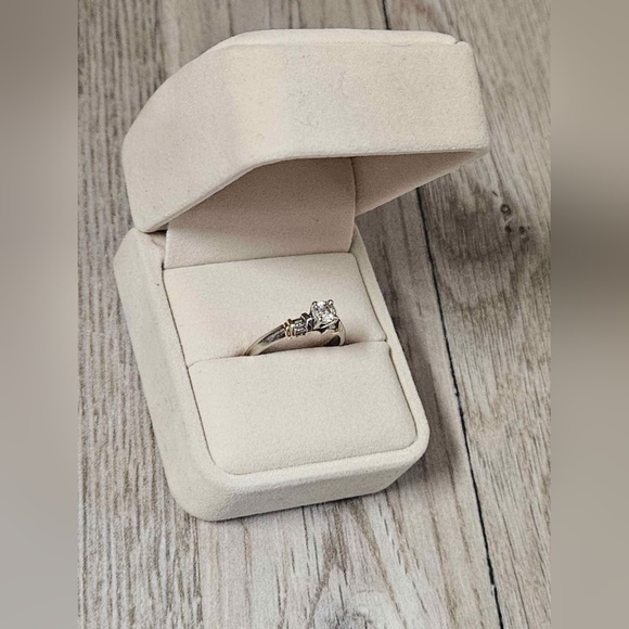 Beautiful white/gold 14kt gold engagement ring ๐ Size 7.75 - Picture 4 of 7